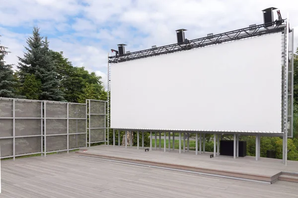Açık park açık hava boş sinema beyaz projeksiyon ekran mavi gökyüzü altında kopya alanı ile, göstermek için bekliyor