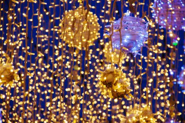 Kavramsal defocused parlak elektrik soyut Noel dekorasyon şehir sokak gece.