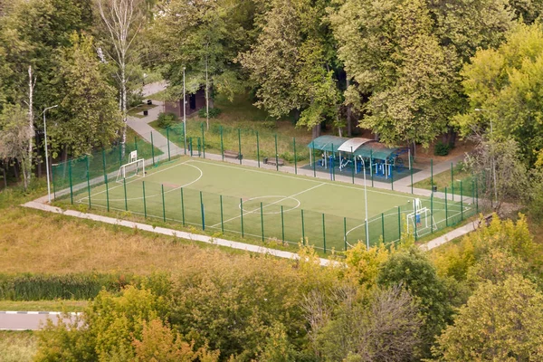 위에서 건강한 활동적인 휴식 라이프 스타일을위한 가을 공원의 경기장 축구 — 스톡 사진