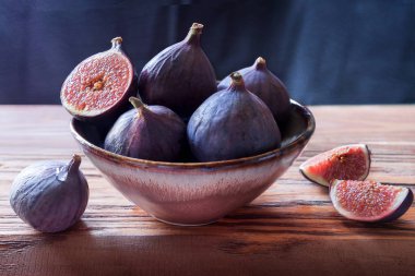 rustik ahşap masa dar arka plan üzerinde bitki bazlı snack olgun incir kase