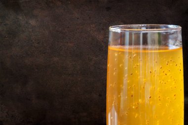 Biber tohumlu tropik portakal suyu kokteyli.