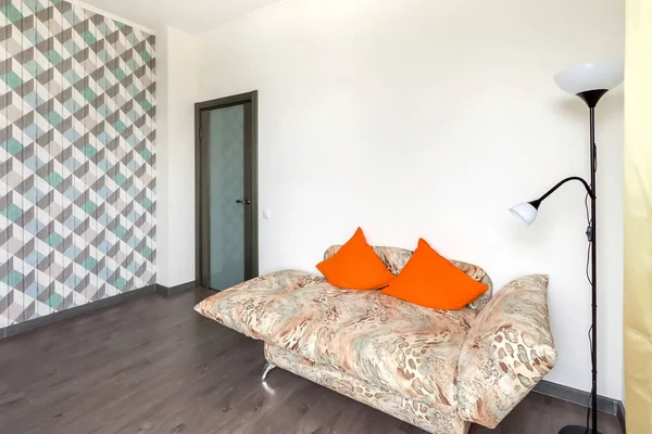Современная квартира домашний интерьер с апельсиновой таблеткой — стоковое фото
