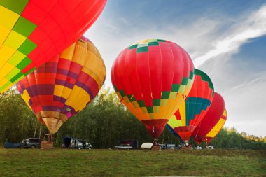 çok renkli sıcak hava balonu
