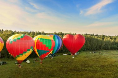 Uçan Renkli Sıcak Hava Balonu Gün batımı Gökyüzü