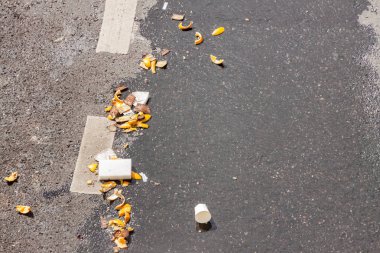 Siyah asfalt yol üzerindeki hava manzaralı şehir çöplüğü.