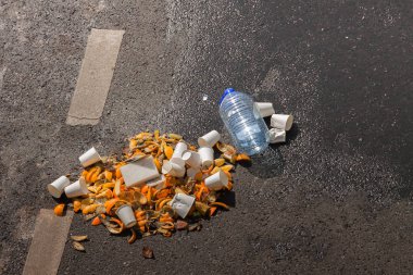 Siyah asfalt caddesinde hava manzaralı şehir çöplüğü