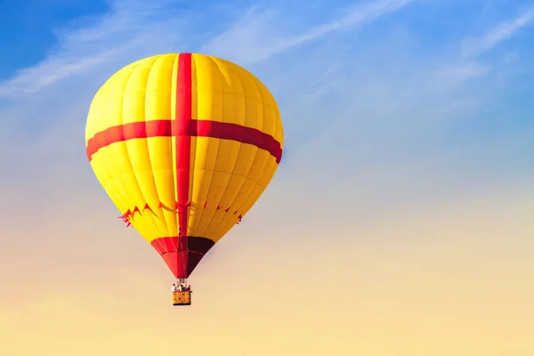 Gökyüzünde Uçan Sarı Sıcak Hava Balonu.