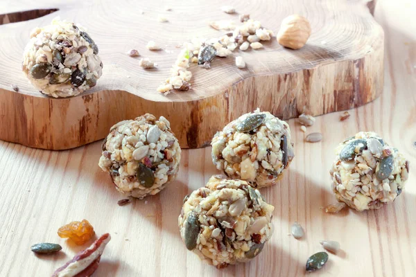 Ev yapımı ev yapımı organik tohumlar, vegan yulaf ezmesi topları, ahşap arka plan.