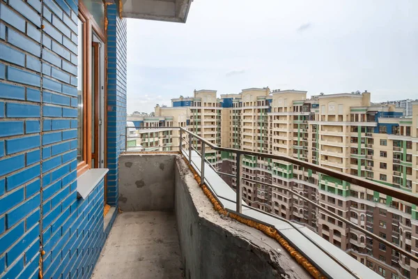 Balkon v plném proudu obytné high-rise bytový dům město modrá obloha pozadí. — Stock fotografie