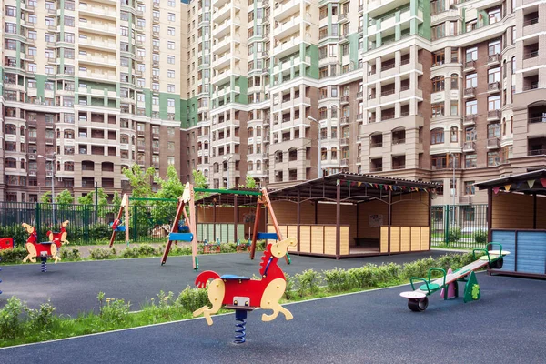 Çocuk ve ev inşaatı için oyun alanı. Karışık kullanımlı çoklu aile yerleşim bölgesi geliştirme geçmişi.