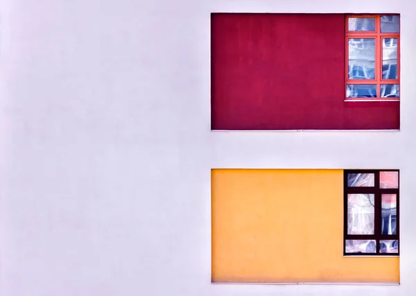 붉은 색 과 노란색 창 이 있는 집 건물 정면 과 우주 배경 복사. — 스톡 사진
