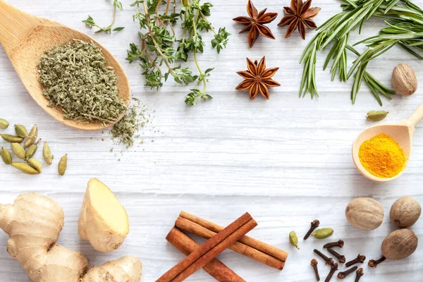 Sağlıklı gıdaların otlarla, baharatlarla, bitkilerle, fıstıklarla beslenmesi. Yüksek oranda antosiyanin, antioksidan, akıllı karbonhidrat, omega 3, mineraller ve vitaminler metinler için hafif arkaplan kopyalama alanı.