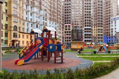 Satılık yeni yerleşim bölgelerinde çocuklar için dış bina ve oyun alanı inşaatı. Kentsel gelişim kavramı - imaj