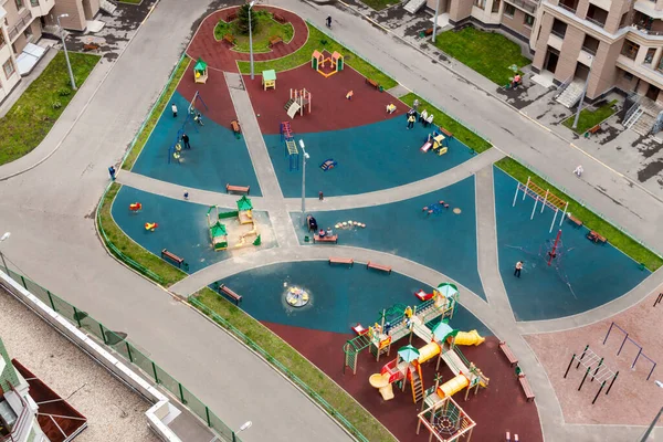 Vista aérea niños recreación zona de juegos urbano complejo residencial multi-familia barrio comunidad . — Foto de Stock