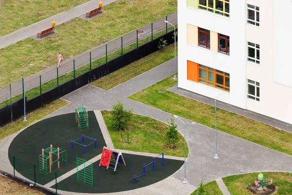 Üst düzey yeşil çocuk oyun parkı inşa ediliyor. Karışık kullanımlı şehir içi yerleşim alanları ilkbahar ya da sonbahar günü.