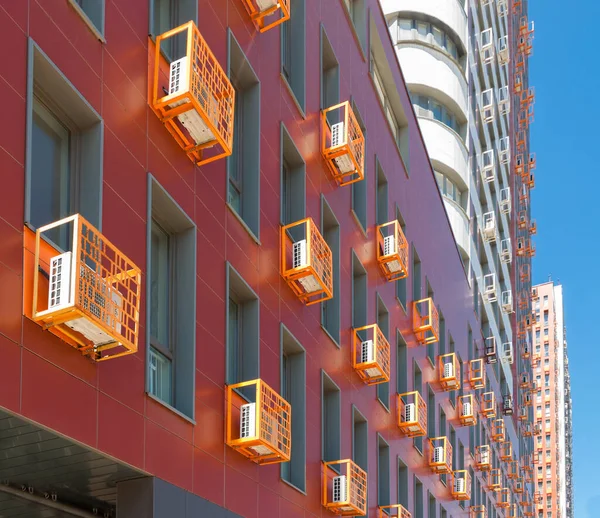 Narancssárga légkondicionáló az irodai homlokzati épület falán — Stock Fotó