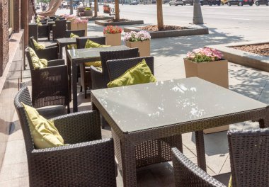 Her sokak kafeteryası ile masa arasında sosyal uzaklık için mesafeyi ayır, virüsün COVID-19 yayılmasını önlemek için insanlar arasında fiziksel mesafeyi arttır