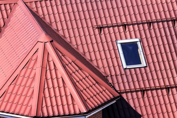 갈색의 현대적 텍스처 지붕에 도르머 지붕에 공사를 빗물을 모으는 — 스톡 사진