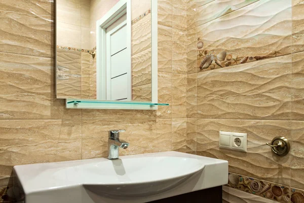Bílá kulatý dřez se zrcadlem hnědá koupelna obložené mozaiky stěny pozadí — Stock fotografie