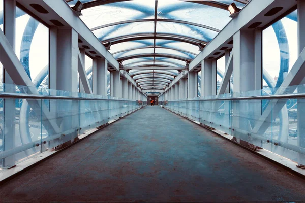 Leere dunkle Fußgängerbrücke aus Metall überquert den Verkehr darunter — Stockfoto