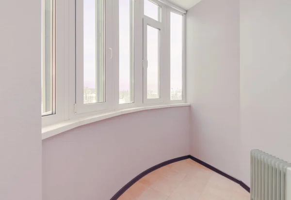 Büyük, beyaz, boş, cam pencereli balkon odası.