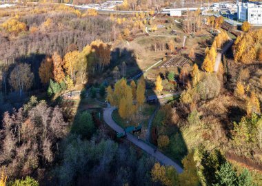 Mimari bağlantılar - hava yolları ile uzun yol parkı ormanları güneşli bir sonbahar günü