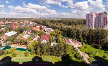Güneşli bir sonbahar günü mimari bağlantıları olan yerleşim yerlerinin şehir havası manzarası.