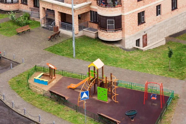 Vue aérienne aire de jeux pour enfants et construction de maisons à usage mixte extérieur développement urbain multi-familial quartier résidentiel — Photo