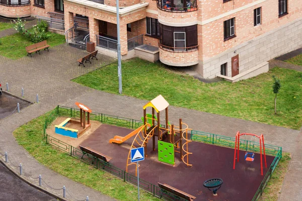 Hava manzaralı çocuklar oyun alanı ve ev inşaatı. Karışık kullanımlı çoklu aile yerleşim bölgesi gelişimi.
