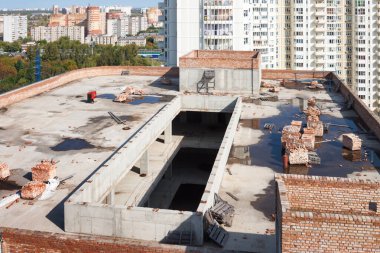 İnşaat alanının altındaki, güneşli şehir geçmişi olan yüksek binalar. COVID-19 salgını için kapalı inşaat şirketleri
