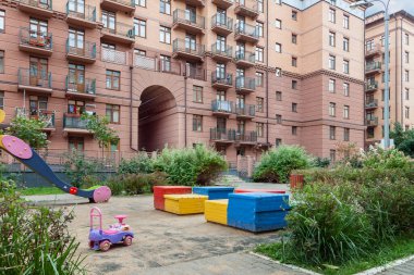 Gayrimenkul inşaatı dış ve çocuk parkı. Satılık yeni yerleşim yerleri. Kentsel gelişim konsepti resmi