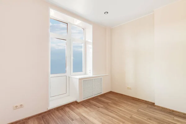 黄色的白色空房间 有大窗户和木制地板 阁楼内部模拟了 家庭或办公空间3D渲染 — 图库照片