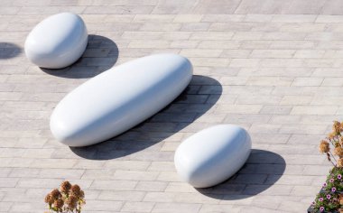 Beyaz tuğlalı beton desenli arka planda oval yapay granit bank