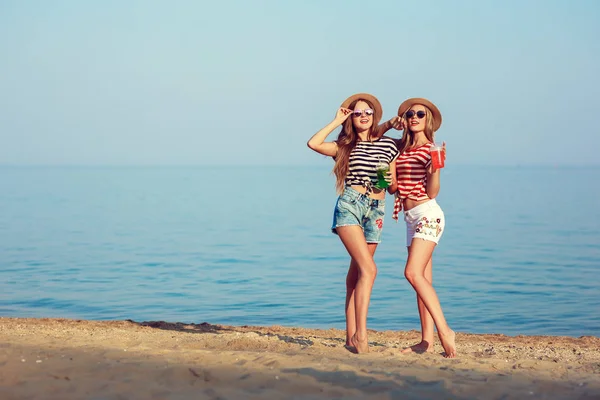 Zwei Europäische Mädels Amüsieren Sich Sommer Strand — Stockfoto