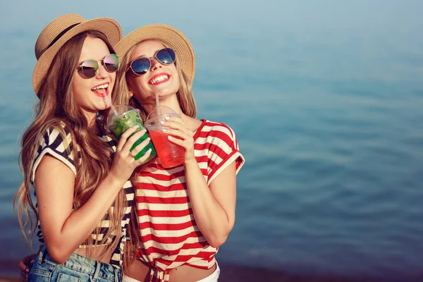 Duas Meninas Europeias Divertir Verão Praia — Fotografia de Stock