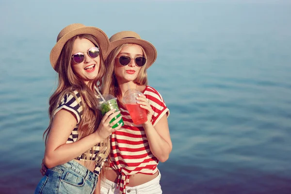 Duas Meninas Europeias Divertir Verão Praia — Fotografia de Stock