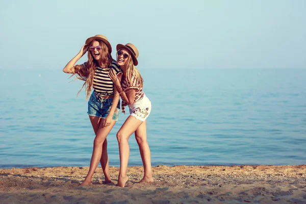 Zwei Europäische Mädels Amüsieren Sich Sommer Strand — Stockfoto
