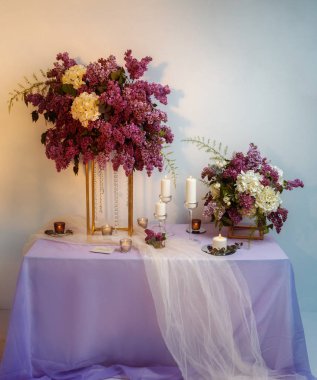 stüdyoda masaya Lila çiçek bileşimi