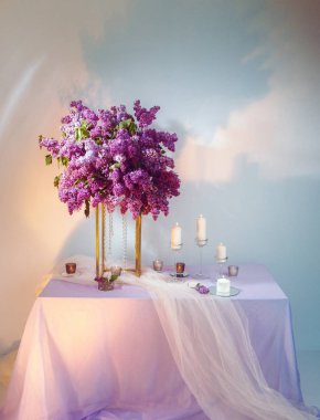 stüdyoda masaya Lila çiçek bileşimi