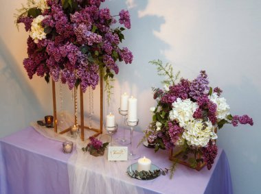 stüdyoda masaya Lila çiçek bileşimi