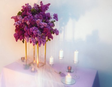 stüdyoda masaya Lila çiçek bileşimi