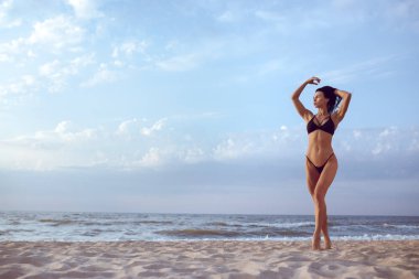 Sahilde bir mayo sportif bir vücut ile güzel kız.