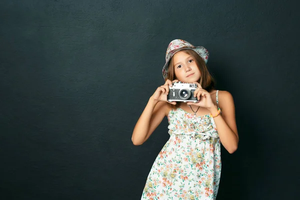 Hermoso Niño Sonriente Chica Con Dientes Blancos Sosteniendo Una Cámara —  Fotos de Stock