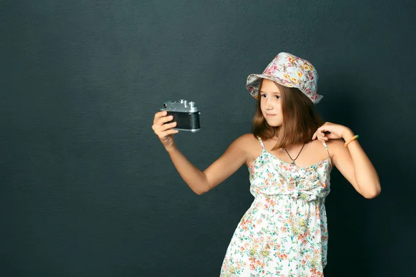 Όμορφο Χαμογελαστό Παιδί Κορίτσι Λευκά Δόντια Κρατώντας Μια Φωτογραφική Μηχανή — Φωτογραφία Αρχείου