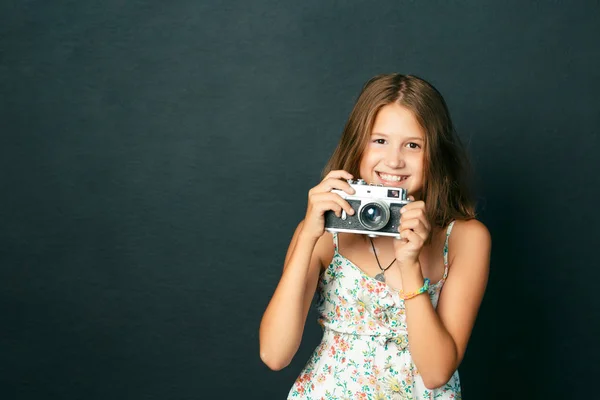 Krásné Usměvavé Dítě Dívka Bílými Zuby Drží Instantní Fotoaparát — Stock fotografie