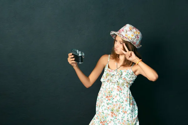 Mooie Glimlachend Kind Meisje Met Witte Tanden Een Camera Selfie — Stockfoto