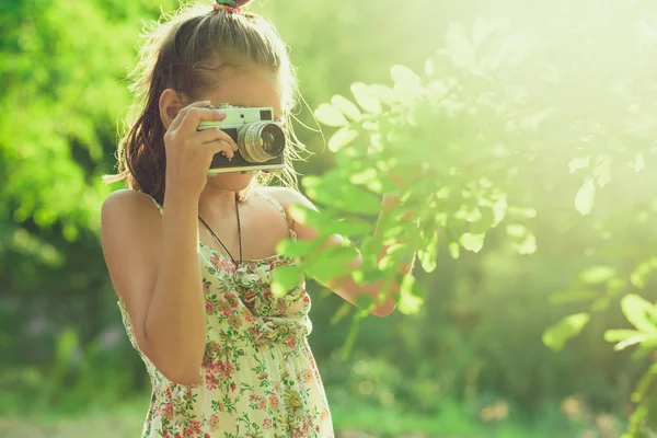 Anfänger Fotograf Ein Kleines Mädchen Fotografiert Einen Baum Mit Ihrer — Stockfoto