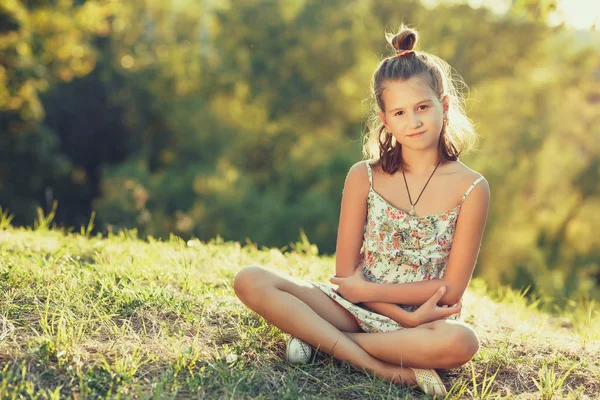 Vacker Flicka Sitter Gräset Och Tittar Kameran Klädd Sarafan — Stockfoto