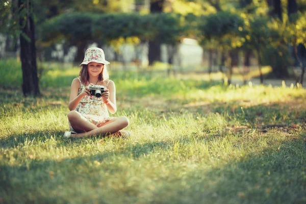 Petite Fille Est Jouée Par Appareil Photo Assis Sur Herbe — Photo