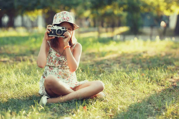 Kislány Fényképezőgép Fűben Parkban Játsszák Selfie Csinál Fotózni Világ Körül — Stock Fotó